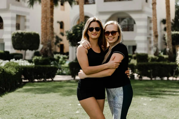 Dos Atletas Mejores Amigos Dos Mejores Novias Uniformes Deportivos Gafas — Foto de Stock