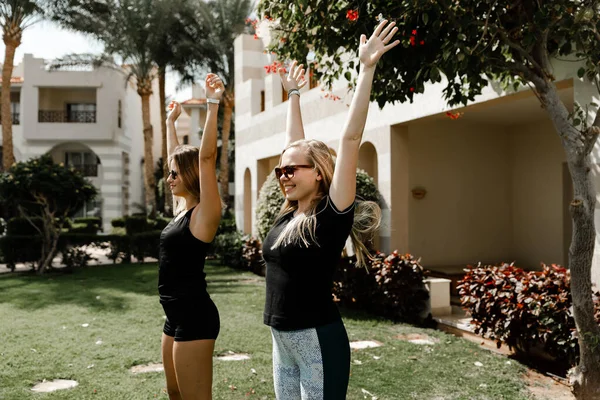 Dos Chicas Deportistas Están Estirando Césped Cerca Casa Estilos Vida — Foto de Stock