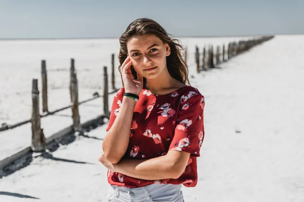 Bella Ragazza Aspetto Europeo Sorrisi Carino Una Calda Giornata Estiva — Foto Stock