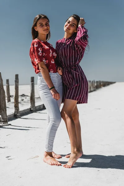 Ragazze Felici Stand Abbraccio Nella Natura Elegantemente Vestita Giovani Ragazze — Foto Stock