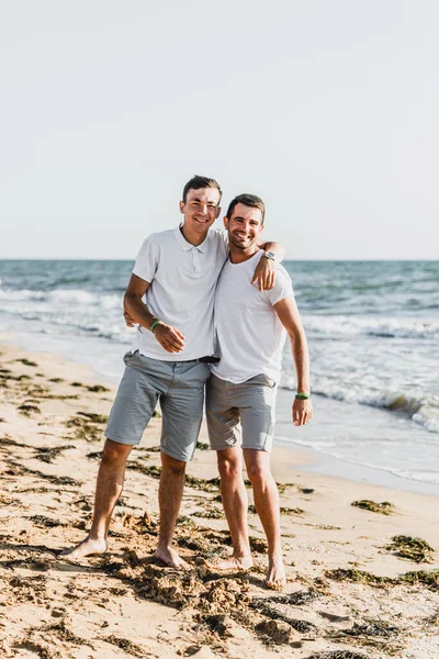 Migliori Amici Coccole Sulla Spiaggia Vacanza Con Amico Mare Scherzare — Foto Stock