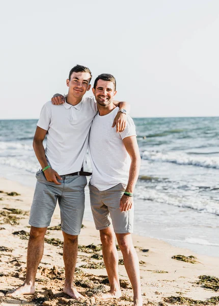 Mejores Amigos Abrazándose Playa Vacaciones Con Amigo Mar Tonteando Con — Foto de Stock