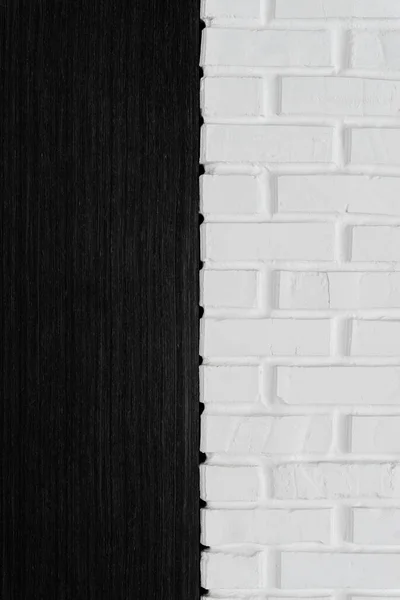 黒と白のテクスチャ 半分の白いレンガの壁と半分の黒い鹿 デザイナーのための背景 半分の壁の木 背中のレンガと黒いボード 彼らのレンガとボードの壁のテクスチャ 半分のレンガ 半分の木 — ストック写真