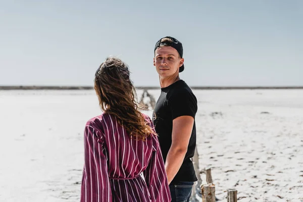 Love Story Desert Happy Young Couple Young People Walking Holding — стоковое фото