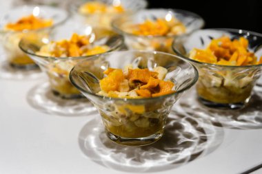 Beyaz bir masaya taze meyve reçeli döküldü. Açık büfe için bir sürü tatlı. Sağlıklı meyveli sağlıklı vejetaryen tatlı.