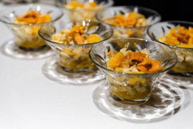 Beyaz bir masaya taze meyve reçeli döküldü. Açık büfe için bir sürü tatlı. Sağlıklı meyveli sağlıklı vejetaryen tatlı.