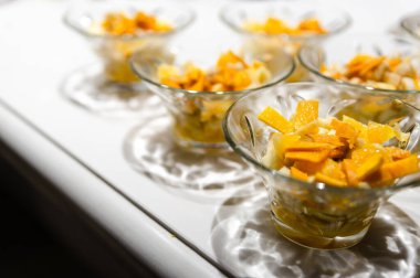 Beyaz bir masaya taze meyve reçeli döküldü. Açık büfe için bir sürü tatlı. Sağlıklı meyveli sağlıklı vejetaryen tatlı.