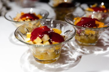 Beyaz bir masaya taze meyve reçeli döküldü. Açık büfe için bir sürü tatlı. Sağlıklı meyveli sağlıklı vejetaryen tatlı.