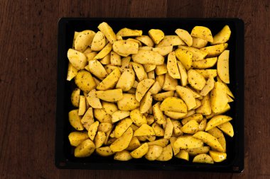 Baharatlı çiğ patates, demir tavada pişmiş patates, ev yapımı patates, tarifi için patates pişirme, fast food, vejetaryen yemeği, sağlıklı beslenme.