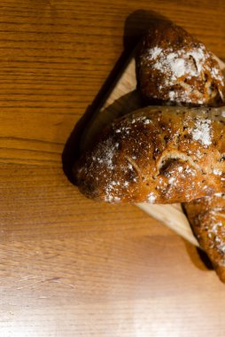 Ev yapımı taze ekmek ahşap bir masanın üzerinde, iki ekmek kesim tahtasının üzerinde, markalı ev yapımı ekmek, tohumlu baget, kepek ekmeği