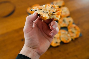 Farklı dolgularla pişirilmiş ev yapımı sıcak sandviçler bir protvin içinde, evde hızlı sandviçler, evde fast food, vejetaryen ve etli sandviçler bir tepside.