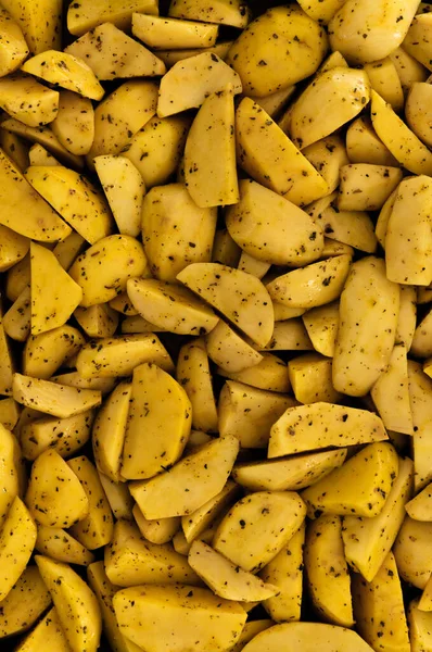 生のジャガイモを細切れにしたもの 焼きジャガイモ みじん切りジャガイモの背景 黄色いジャガイモの食感 味付けジャガイモ 焼きジャガイモの調理 — ストック写真