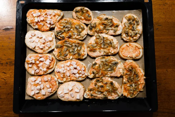 Домашние Горячие Сэндвичи Приготовленные Руками Различными Начинками Лежат Протвине Быстрые — стоковое фото