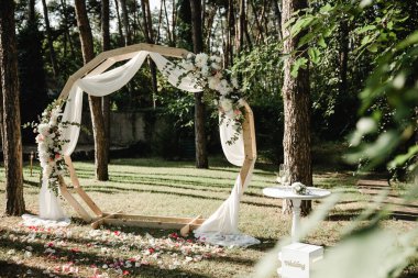 Düğün kemeri, düğün süslemeleri, açık hava düğün kemeri, gelin ve damat için ahşap kemer.