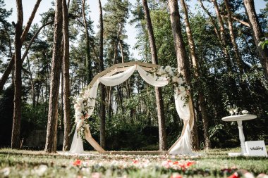 Düğün kemeri, düğün süslemeleri, açık hava düğün kemeri, gelin ve damat için ahşap kemer.