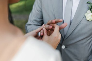 Yüzükler için bir kutu, yüzük için bir kutuda güzel alyanslar, damat gelinine alyansı takıyor.