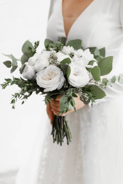 Vazoda bir düğün buketi, güzel çiçekli şık bir düğün buketi, bir buket çiçek, gelinin buketi.