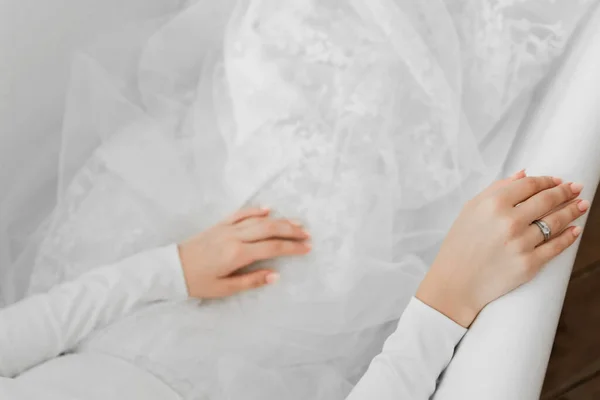 Руки Платье Невесты Руки Невесты Руки Невесты Лежащей Ванной Обручальное — стоковое фото