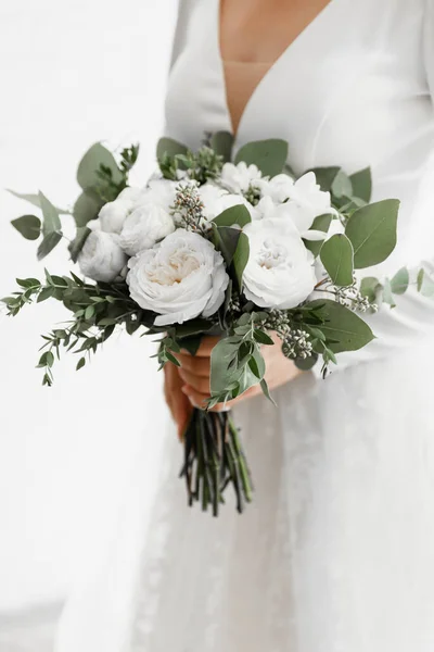 Vazoda bir düğün buketi, güzel çiçekli şık bir düğün buketi, bir buket çiçek, gelinin buketi.