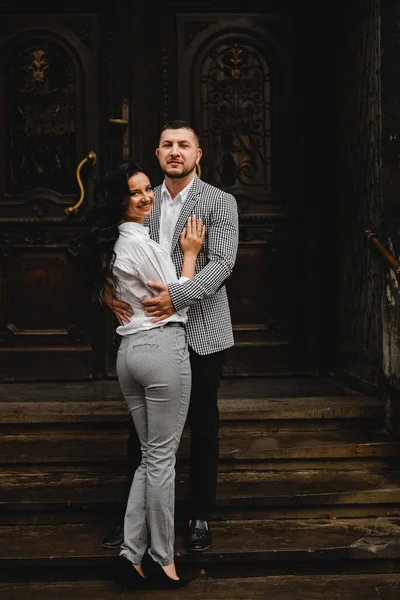 Pareja Enamorada Las Escaleras Chica Con Chico Bajar Las Escaleras — Foto de Stock