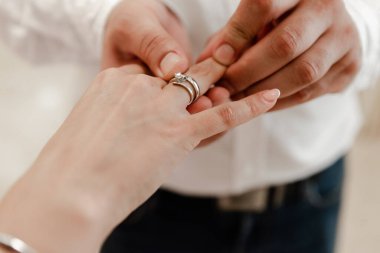 Bir gelin ya da damadın evlilik ya da nikah yüzüğü takıp elini tutması. Güzel bir buket.