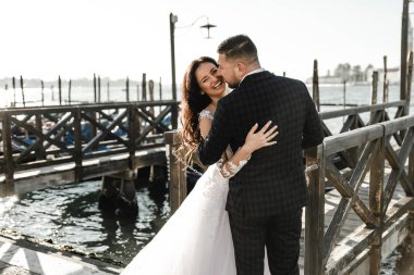 Düğün günü, yeni evliler eski şehrin sokaklarında sarılırlar, düğün yürüyüşü, aile kurmak, şık bir düğün fotoğrafı çekimi.