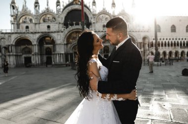 Eski Venedik şehrinde yürürken mutlu gelin ve damat kucaklaşır, Gürcü görünümlü damat Avrupalı bir geline sarılır, Avrupalı bir düğün çifti birbirine bakar, yeni evliler Venedik 'te yürür, izolasyon sırasında düğün yapar.