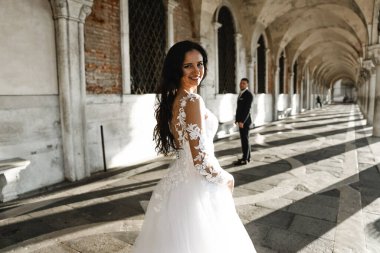 Hareketli gelin, koşan gelin, gelinlik giymiş güzel gelin eski şehirde yürüyor, seremoniden sonra mutlu gelin, düğün gününde gelin