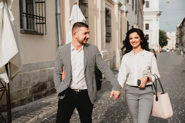 Encantadora Chica Con Pelo Castaño Largo Hombre Con Una Barba — Foto de Stock