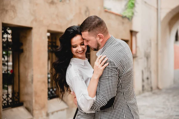 Encantadora Chica Con Pelo Castaño Largo Hombre Con Una Barba — Foto de Stock