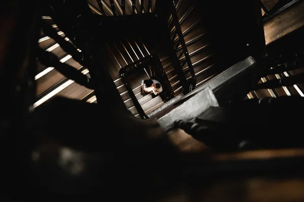 Pareja Enamorada Para Una Escalera Arremolinada Que Cae Luz Desde — Foto de Stock