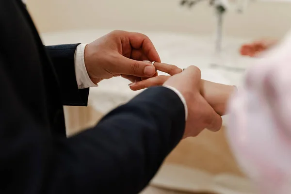 Процесс Невеста Жених Надевает Обручальное Обручальное Кольцо Приносит Держит Руку — стоковое фото