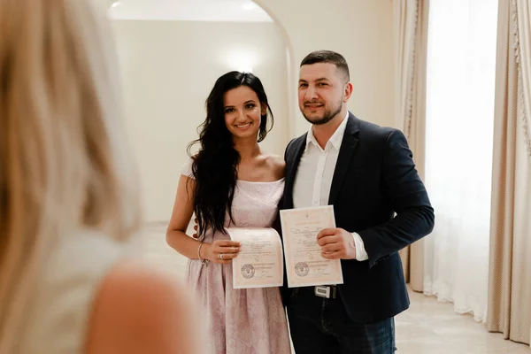 Jóvenes Amantes Registran Matrimonio Una Oficina Registro Ceremonia Matrimonio Boda — Foto de Stock