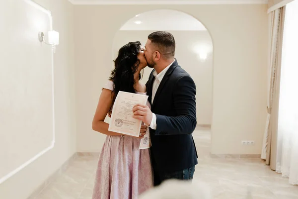 Jóvenes Amantes Registran Matrimonio Una Oficina Registro Ceremonia Matrimonio Boda — Foto de Stock