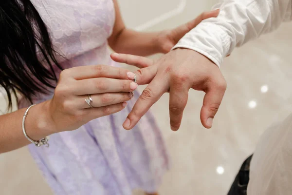 Процесс Невеста Жених Надевает Обручальное Обручальное Кольцо Приносит Держит Руку — стоковое фото