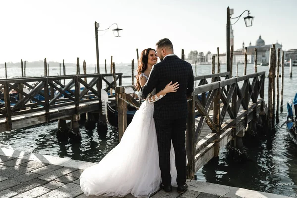 Día Boda Recién Casados Abrazo Las Calles Ciudad Vieja Paseo — Foto de Stock