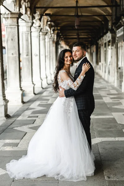 Noiva Feliz Noivo Abraçar Durante Uma Caminhada Casamento Dia Casamento — Fotografia de Stock