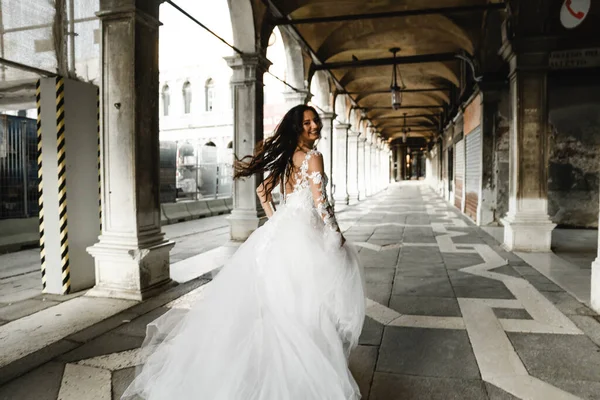 Braut Bewegung Laufbraut Schöne Braut Brautkleid Spaziert Durch Die Altstadt — Stockfoto