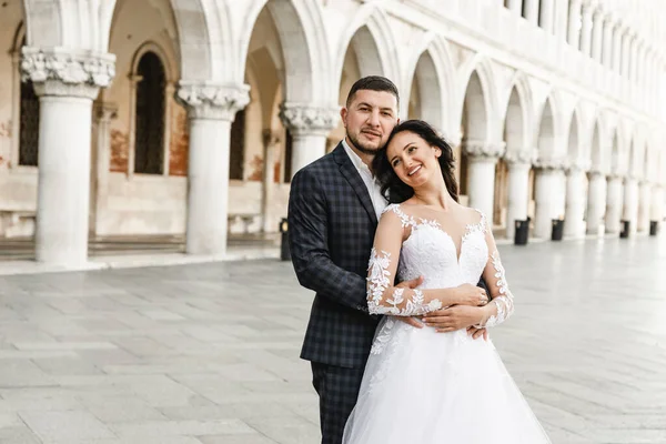 Sevgili yeni evliler, mutlu evlilik çifti Venedik 'te yürüyüş yapıyorlar, İtalyan gelinlikleri giyiyorlar.