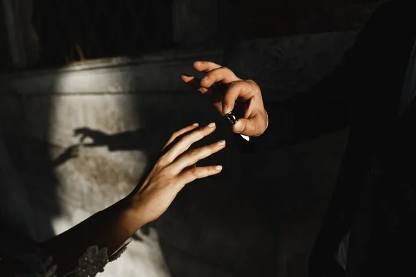 Mężczyzna Proponuje Kobietę Małżeństwa Zbliżenie Ręki Pana Młodego Który Ubiera — Zdjęcie stockowe