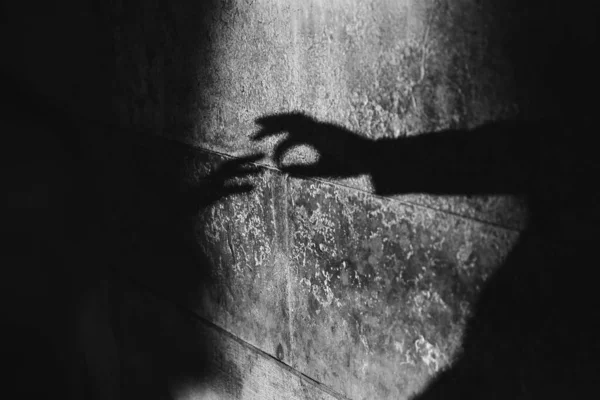 Erkek, bir kadına evlenme teklif eder, damadın eli, gelin parmağına yüzük takar, aşıkların elleri, siluet, beyaz altın yüzük, yüzük değiş tokuşu, gelinle damadın elleri. 