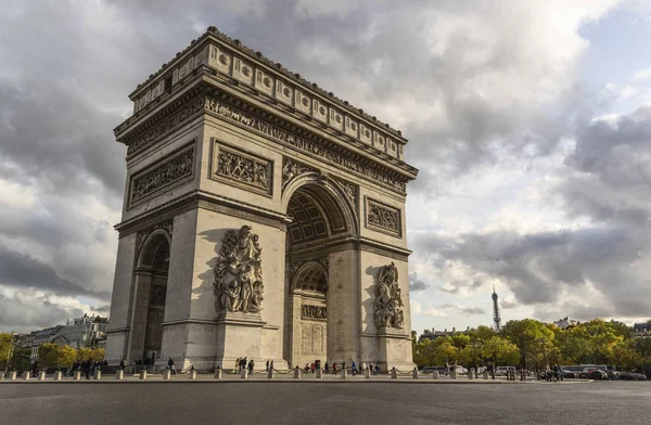 Paris 'te Zafer Takı. Uzakta görünen Eyfel Kulesi var.