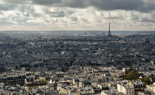 Stadsgezicht Van Parijs Bewolkte Dag Zichtbare Eiffeltoren — Stockfoto