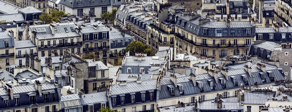 Paris 'in çatıları. Fransız başkentinin çatılarını kapatın.