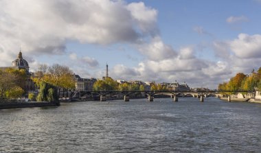 Seine Nehri Paris 'i geçiyor. En yakın köprü Pont des Arts. Sol tarafta Institut de France ve Eiffel Tower 'ın kubbesini görebilirsiniz.