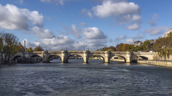 Διάσημη Πέτρινη Γέφυρα Pont Neuf Στο Παρίσι Την Ηλιόλουστη Ημέρα — Φωτογραφία Αρχείου