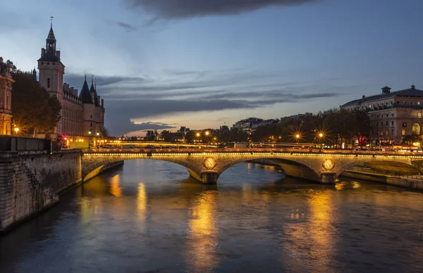 Πέτρινη Γέφυρα Pont Change Στο Παρίσι Σούρουπο Στα Αριστερά Είναι — Φωτογραφία Αρχείου