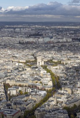 Zafer Takı bir parça ışık altında. Paris 'teki Zafer Kemeri' nde parlamak için bulutların arasından gün ışığı fren yapıyor.