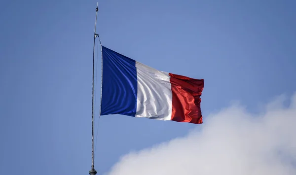 風の強い日に空に向かって揺れるフランスの旗 — ストック写真