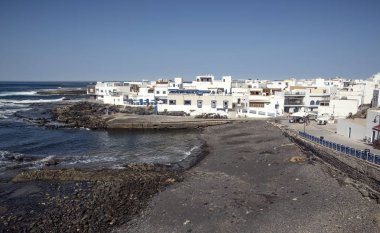 Fuerteventura Adası 'nın kuzeyindeki El Cotillo kasabasının eski limanı ve binaları, Kanarya Adaları